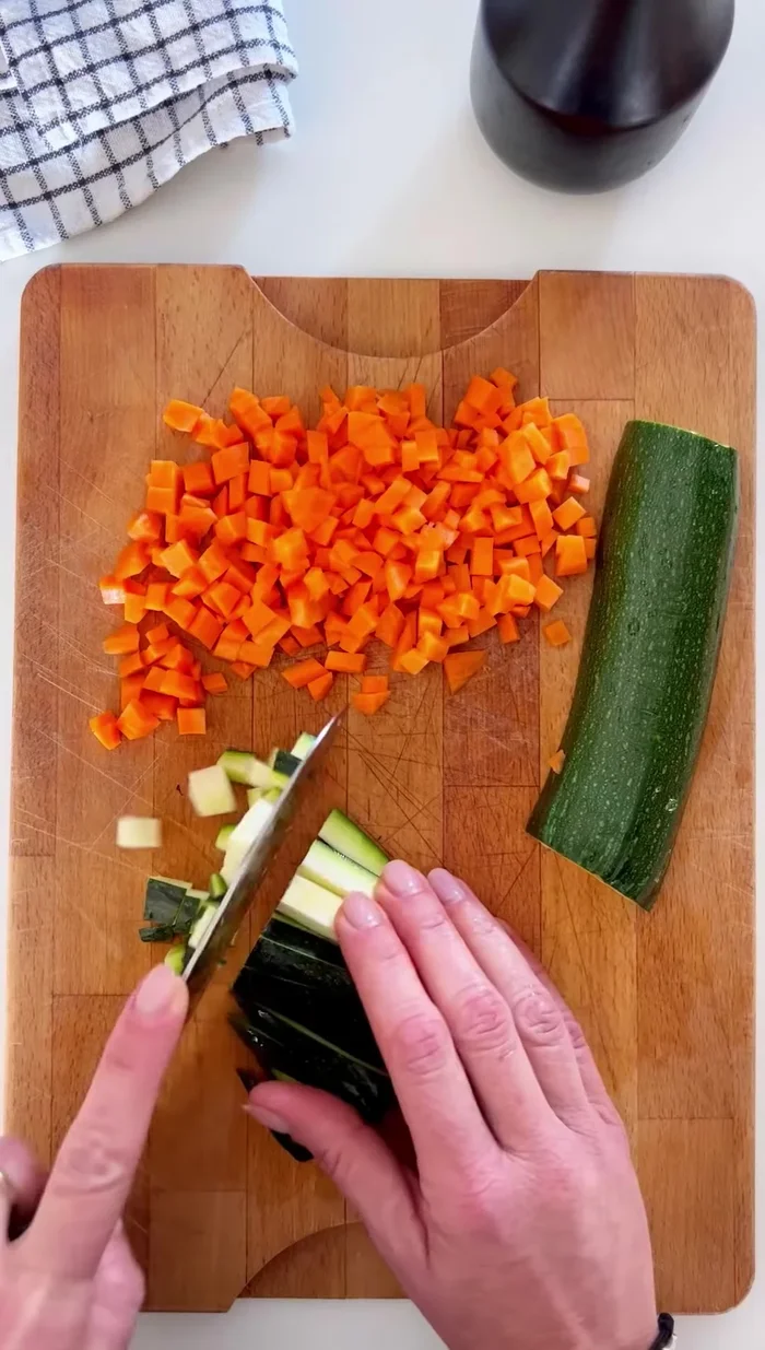 Tagliare le carote, le zucchine e la cipolla a cubetti.
