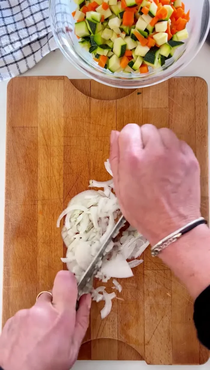 Soffriggere la cipolla finemente tritata in una padella con olio extravergine d'oliva.