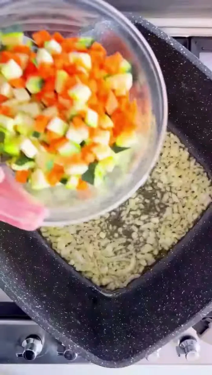 Aggiungere le carote e le zucchine alla cipolla soffritta e farle insaporire.