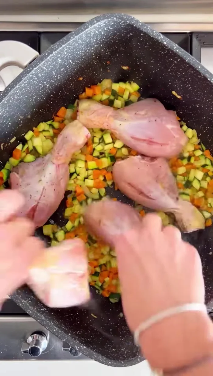 Aggiungere le cosce di pollo alla padella e rosolare da tutti i lati a fiamma vivace.