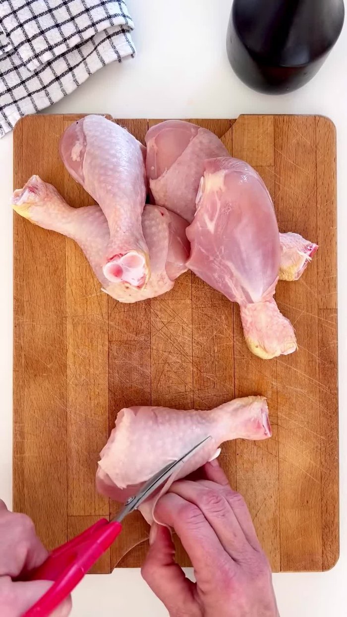 Privare le cosce di pollo della pelle e bruciare i peletti rimasti alla base.