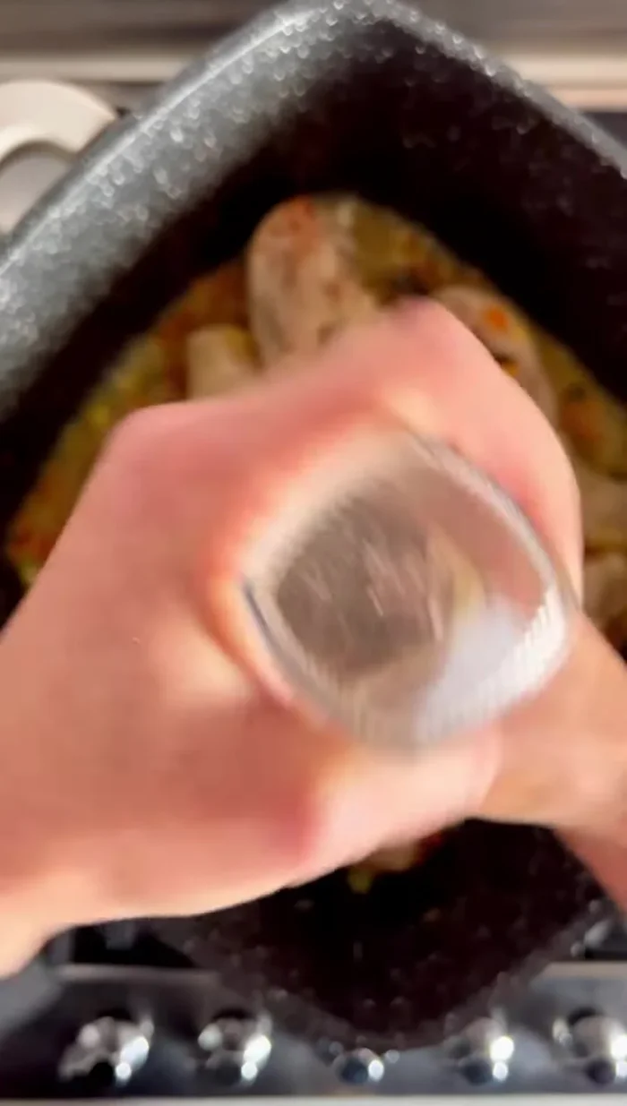 Togliere il coperchio, aggiungere un pizzico di sale e pepe nero, e far addensare il sughetto.