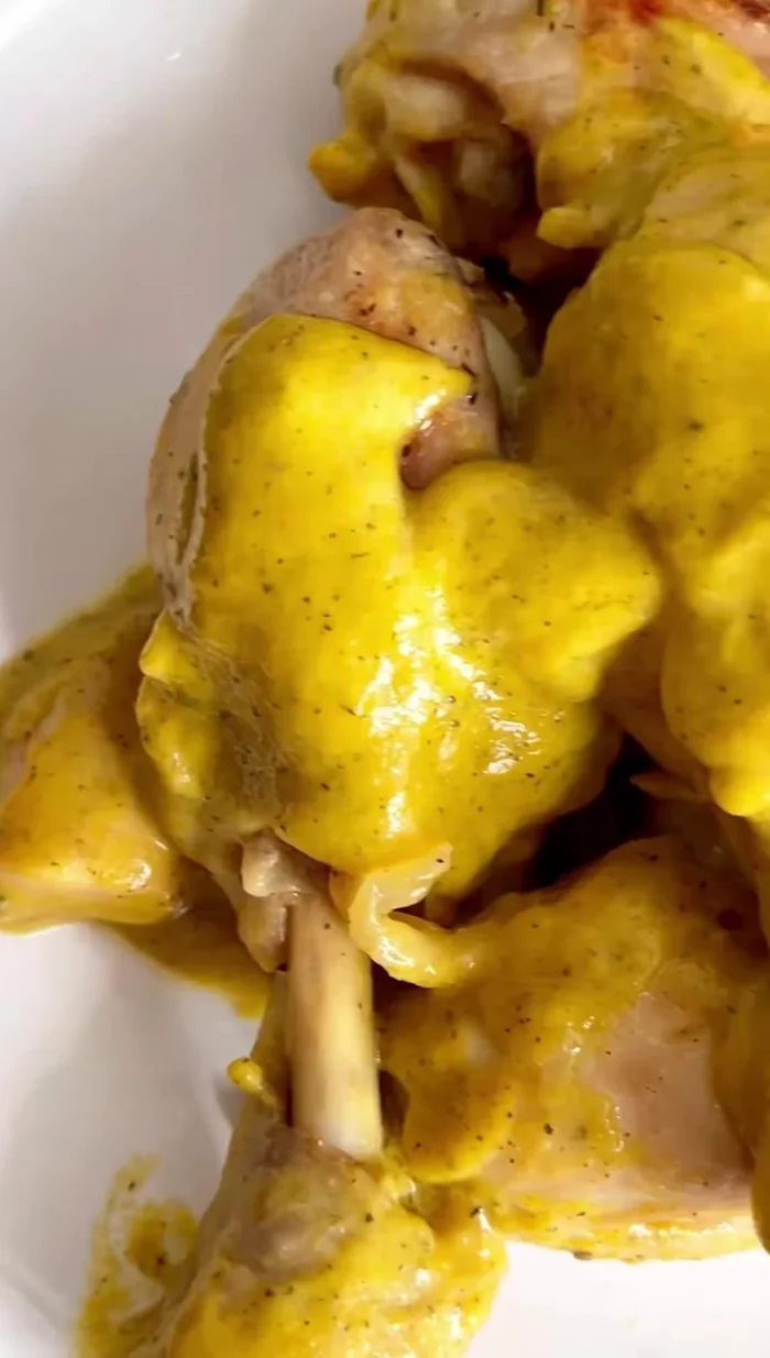 Servire le cosce di pollo con il sughetto di verdure.