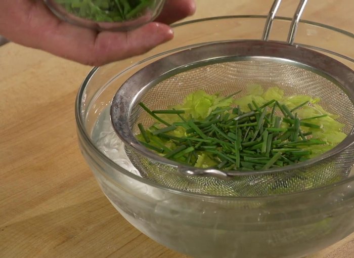 Preparare l'insalata di erbe aromatiche: mettere foglie di sedano, erba cipollina, prezzemolo, timo, salvia, margarona in acqua ghiacciata per renderle croccanti (128.08).
