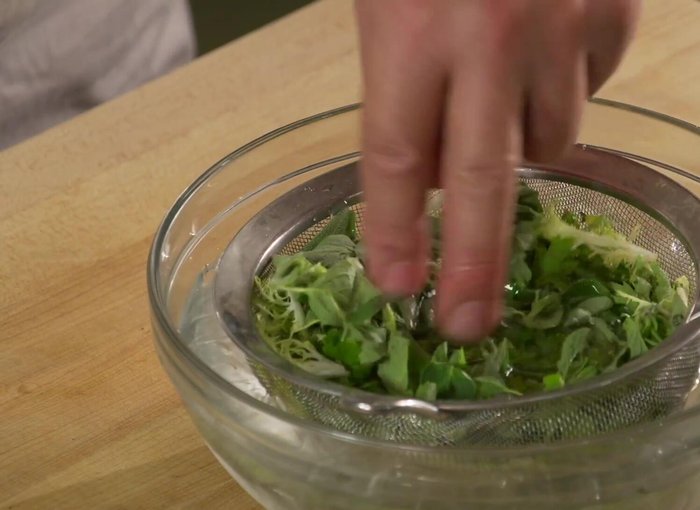 Scolare e asciugare le erbe aromatiche. Condire con il preparato (199.799).