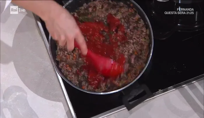 Aggiungere vino rosso e pomodoro.