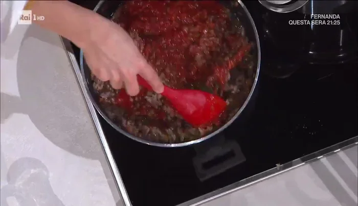 Aggiungere i piselli e aggiustare di sale.