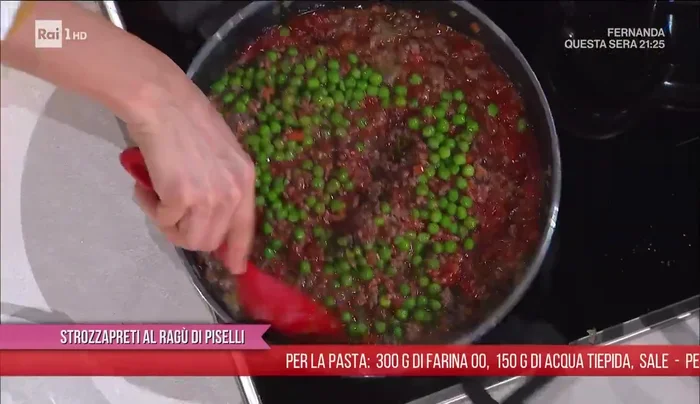 Lasciare cuocere a fuoco lento con il coperchio, aggiungendo brodo se necessario, fino a quando il ragù si sarà asciugato.