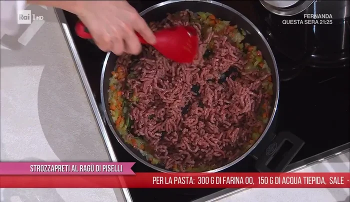 Aggiungere il bouquet di aromi e la carne macinata di manzo, rosolando bene.