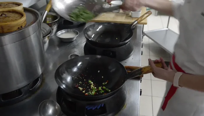 Aggiungere le taccole, i cipollini e i peperoncini secchi nella padella.