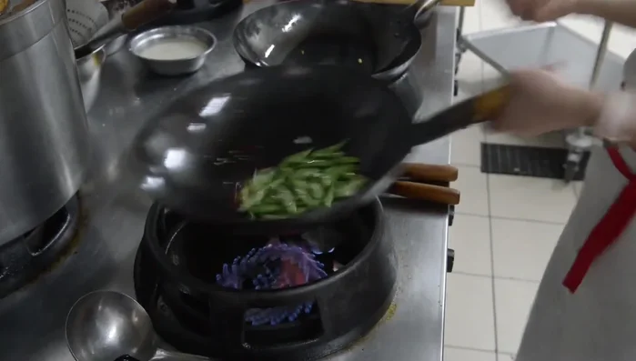 Aggiungere un cucchiaio di vino di riso.