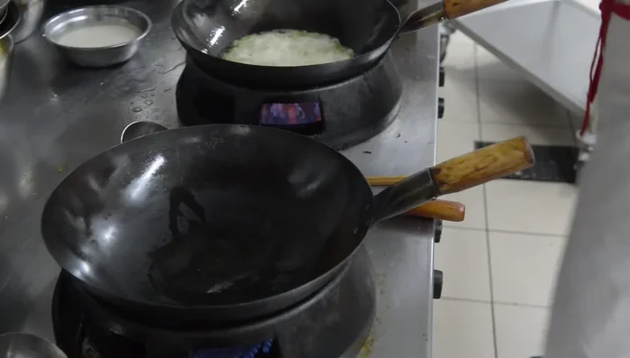 Preparare gli ingredienti: tagliare le taccole, i cipollini e l'aglio.