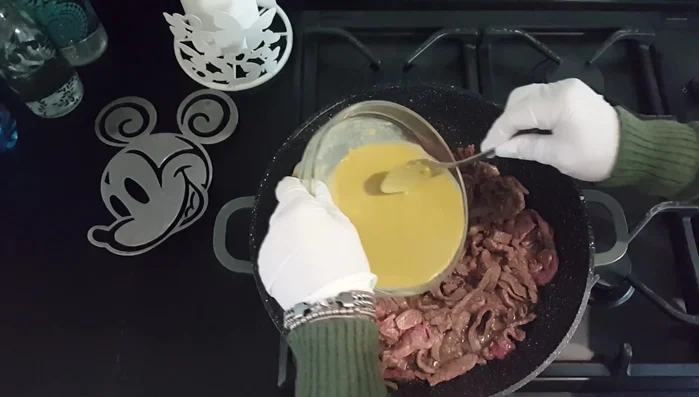 Cuocere per altri 2-3 minuti. Non esagerare con la cottura per evitare che la carne diventi dura.