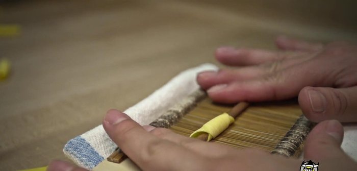 Tagliare la pasta in strisce e, con l'aiuto di un accessorio apposito o manualmente, formare i garganelli. Ogni garganello ha dei bordi sottili, un foro al centro e delle creste esterne. Ci vogliono circa 8-10 minuti per realizzare una porzione (70.08).