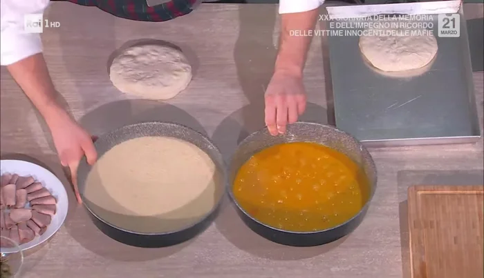 Passare ogni base nell'uovo sbattuto, poi nel pane grattugiato, come per una cotoletta (346.68).
