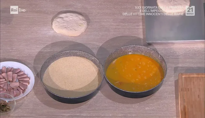 Infarinare leggermente il piano di lavoro e stendere le palline di impasto, creando delle basi per pizza sottili (359.44).