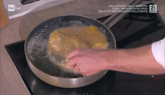 Friggere le pizze in abbondante olio caldo a 180°C, una alla volta, fino a doratura (385.319).