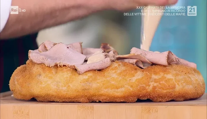 Aggiungere il vitello tonnato e i cucunci a piacere (460.8).