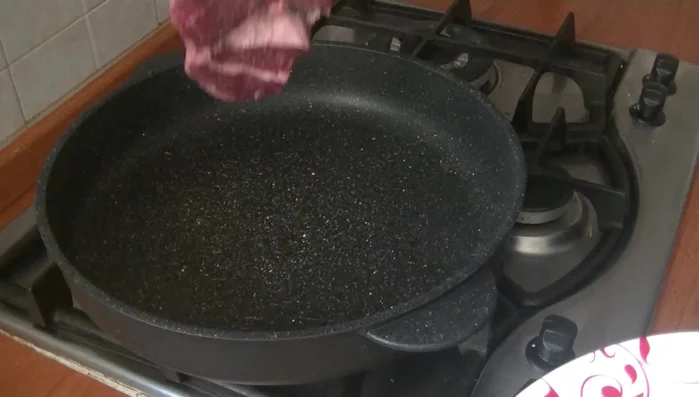 Cuocere la tagliata in padella (con un filo d'olio) per 2 minuti per lato.
