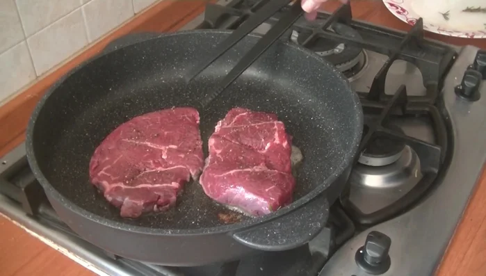 Togliere la carne dalla padella e lasciarla riposare.