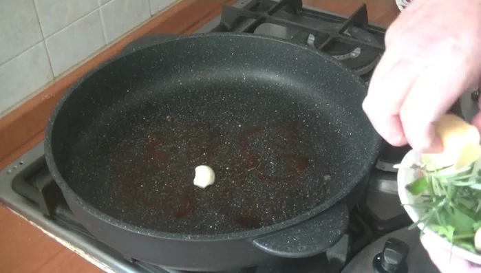 In una padella, soffriggere aglio e burro a fuoco basso.