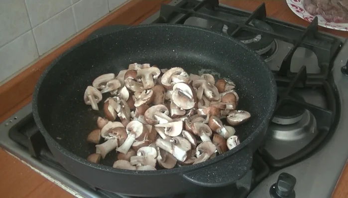 Aggiungere i funghi e cuocere a fuoco basso.