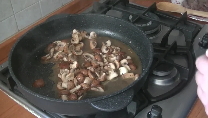 Salare, pepare e aggiungere prezzemolo tritato ai funghi.