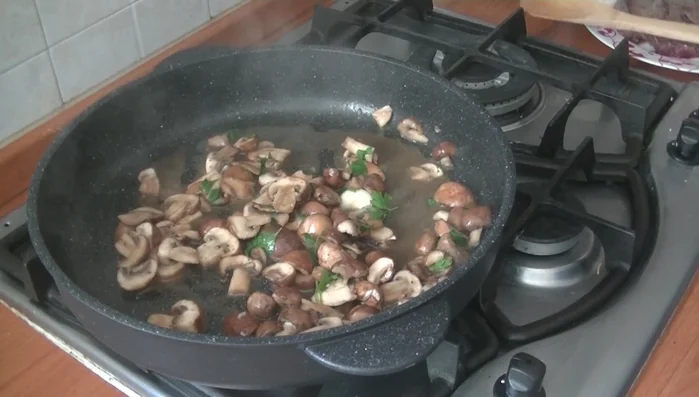Aggiungere la panna e far cuocere la salsa.