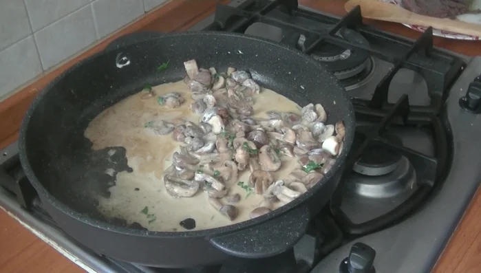 Aggiungere la carne alla salsa e farla cuocere per altri 5 minuti.