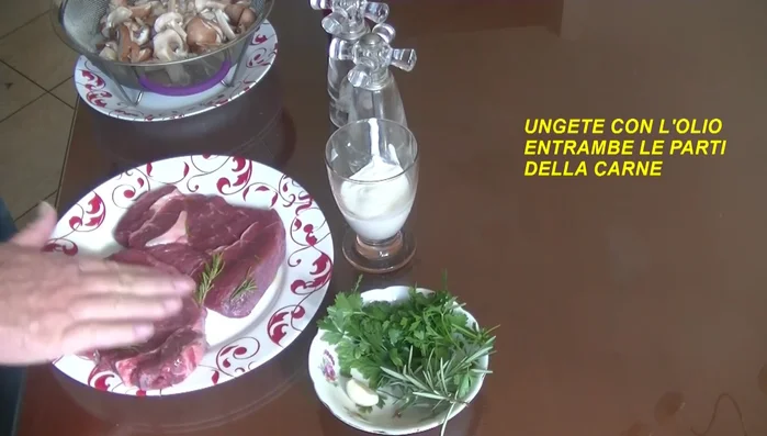 Massaggiare la carne con olio, pepe e sale.