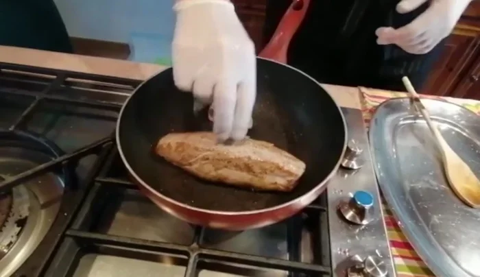 Rosolare il filetto di maiale nella stessa padella, fino a ottenere una crosticina caramellata.