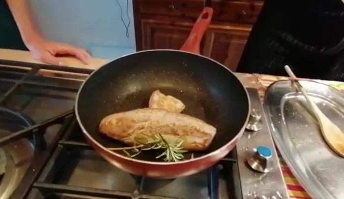 Aggiungere lo scalogno, la senape, il miele, il liquore ai lamponi e un po' di aceto.