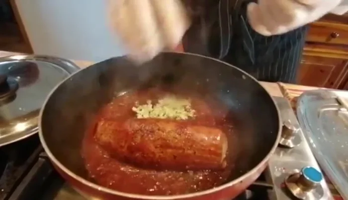 Aggiungere i frutti di bosco e i fiori di sambuco al filetto quasi cotto.