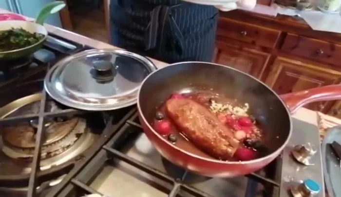 Aggiungere un po' di brodo e creare una salsa.