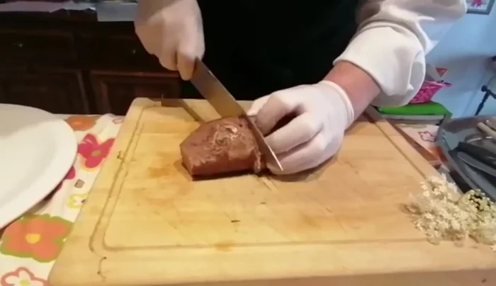 Tagliare il filetto a fette sottili e disporlo sul piatto.