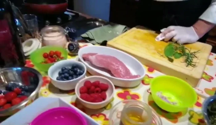 Saltare le patate e la cicorietta in padella separatamente.