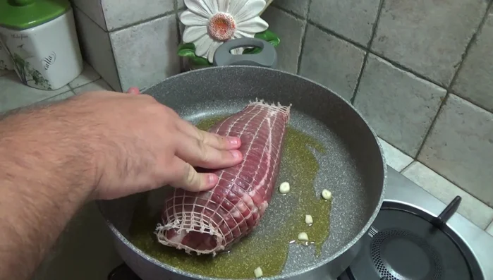 Sigillare l'arrosto di maiale in padella con un po' di sale da entrambi i lati. Mettere in forno a 200° per 1 ora e 20 minuti. (105.56)