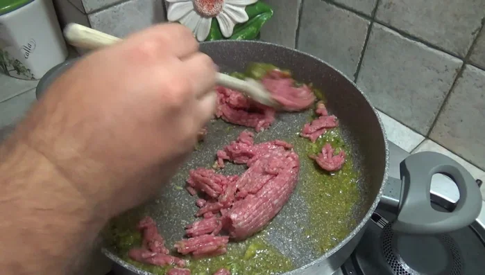 Aggiungere il macinato di maiale e soffriggere. (139.92)