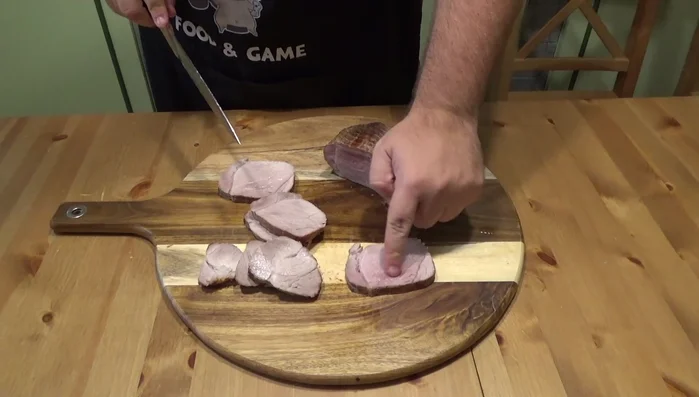 Tagliare l'arrosto a fettine sottili. (180.76)