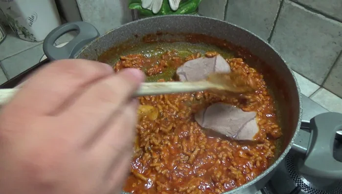 Aggiungere le fettine di arrosto al ragù per 5 minuti circa, per insaporirle. (199.64)