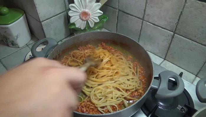Scolare le linguine e aggiungerle direttamente nel ragù con l'arrosto. Mescolare bene. (210.159)