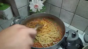 Linguine al Ragù di Maiale: Ricetta Greca di Naxos