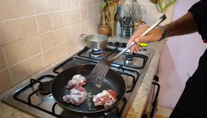 Girare il filetto e continuare la cottura per un paio di minuti per lato.