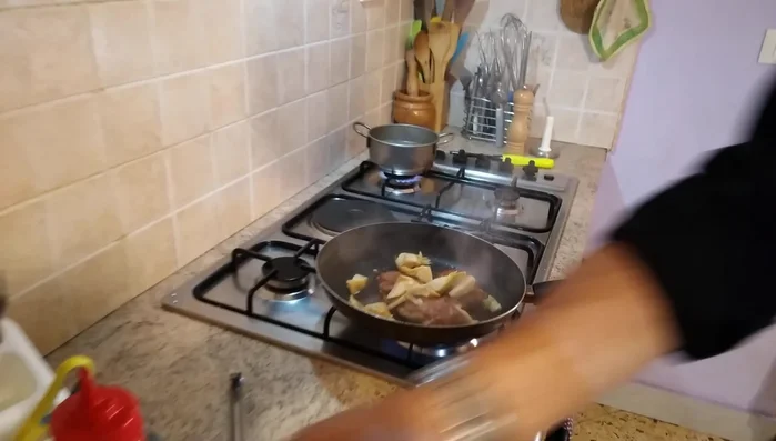Aggiungere i carciofi sott'olio o sott'acqua.