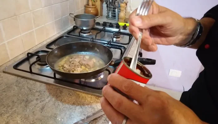 Se si desidera, aggiungere un filo di concentrato di pomodoro per addensare e colorare la salsa.