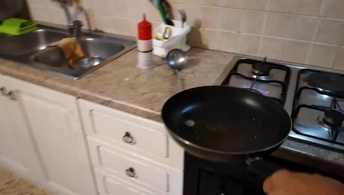 In una padella, sciogliere una noce di burro con un poco di olio.