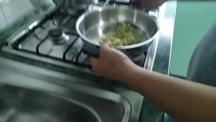 In una pentola, preparare un soffritto con cipolla, aglio e peperoncino in olio extravergine d'oliva.