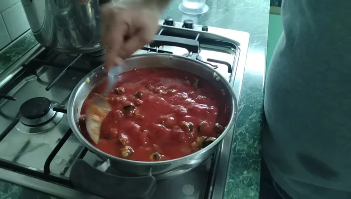 Aggiungere le lumache al soffritto e cuocere a fuoco lento per 40-50 minuti, aggiungendo acqua o brodo vegetale se necessario. Assaggiare e aggiustare di sale a fine cottura.