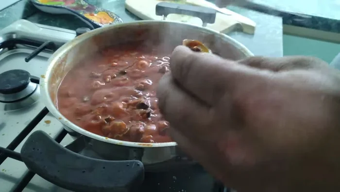 Servire le lumache al sugo ben calde, decorate con un rametto di prezzemolo o altre erbe aromatiche a piacere.