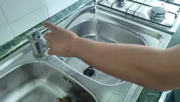 Riempire una pentola con acqua fredda e aggiungere le lumache. Portare a ebollizione a fuoco basso. Durante la bollitura (circa 4-5 minuti), rimuovere la bava in eccesso con un cucchiaio.